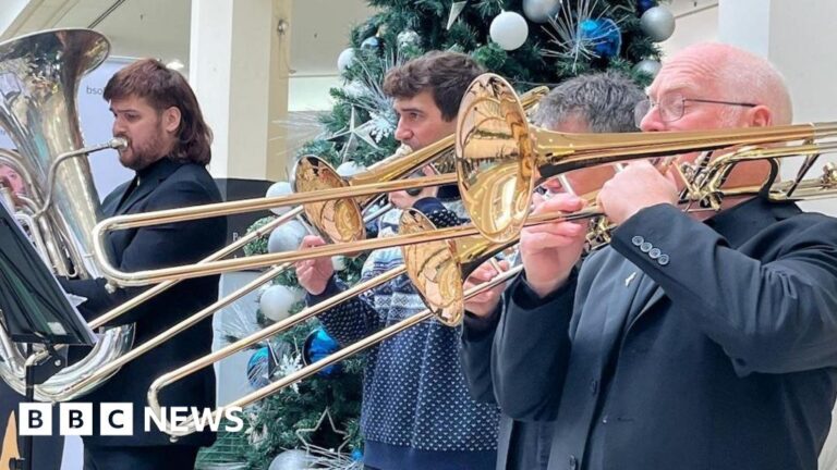Read more about the article Bournemouth Symphony Orchestra plays Christmas music to shoppers