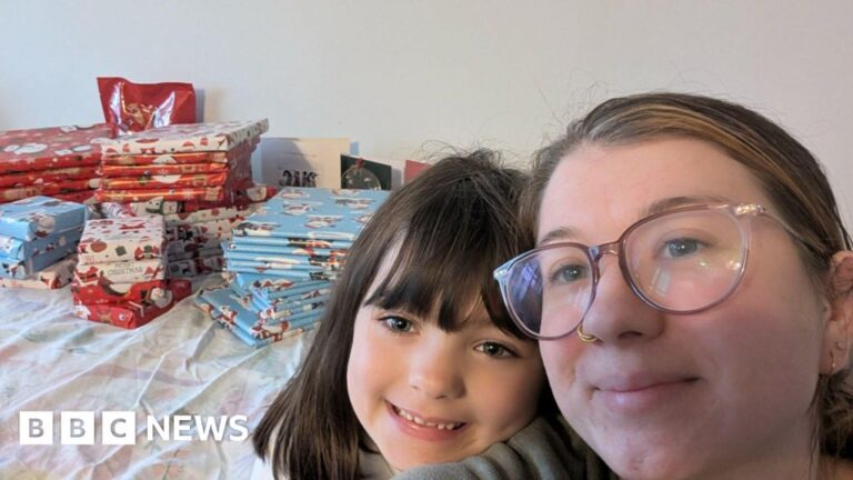 Read more about the article Devon mum wraps 50 gifts a day for mental health charity