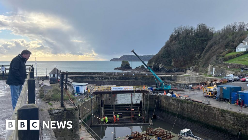 You are currently viewing New lock gate fitted at Charlestown Harbour following delays