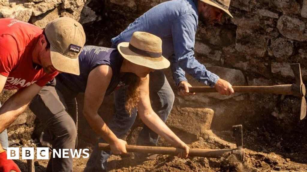 You are currently viewing Old loo and evidence of murder among archaeological finds of 2025