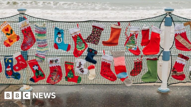 Read more about the article Festive Weymouth seafront stockings highlight foster carer need