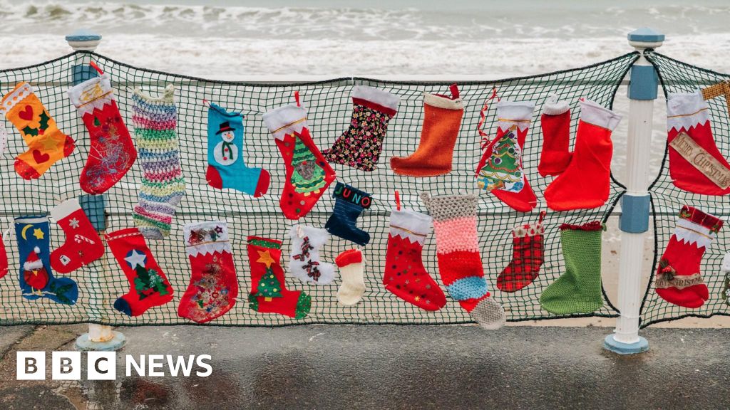 You are currently viewing Festive Weymouth seafront stockings highlight foster carer need