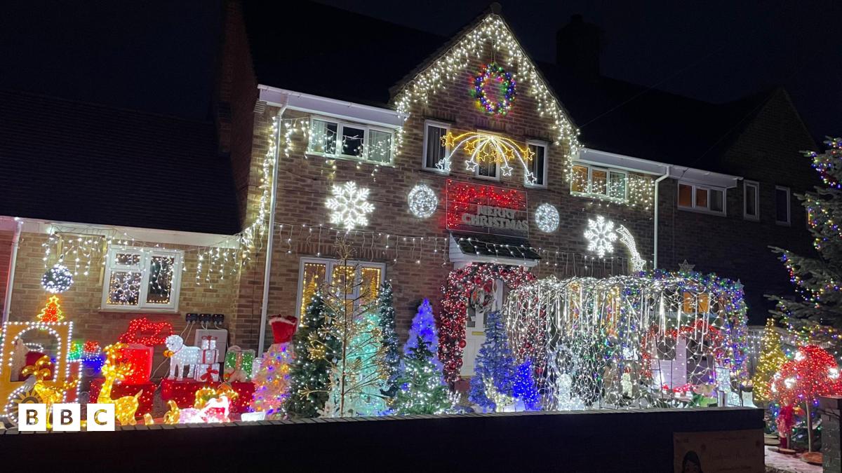 You are currently viewing In Pictures: Christmas lights and festive scenes sparkle in the south