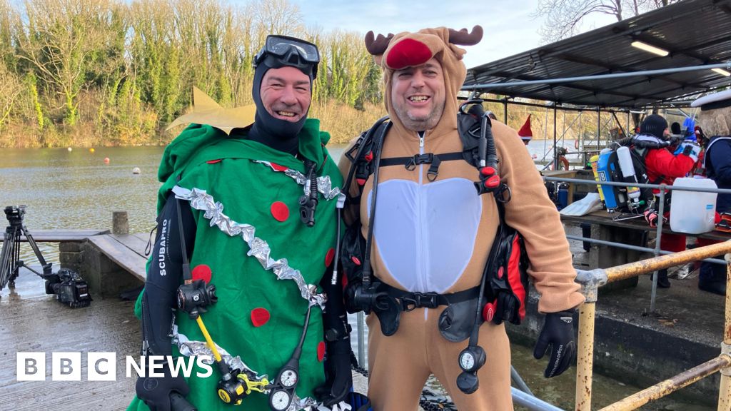 You are currently viewing Scuba diving Santas support Christmas fundraiser in Somerset