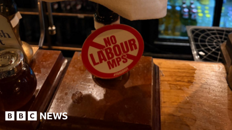 Read more about the article No 10 says it backs pubs as landlords bar Labour MPs in tax protest