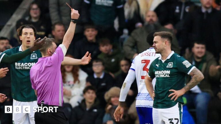 Read more about the article Tom Cleverley unhappy with Joe Ralls red card in Plymouth Argyle Reading loss