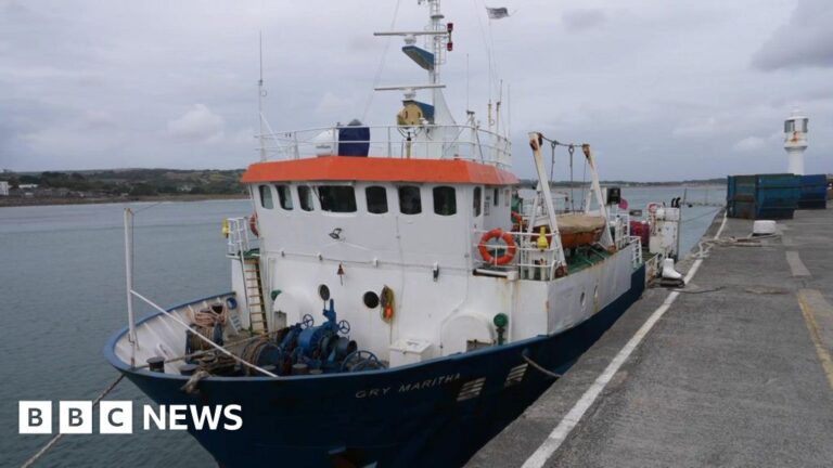 Read more about the article Tonnes of food flown to Isles of Scilly after ship damaged
