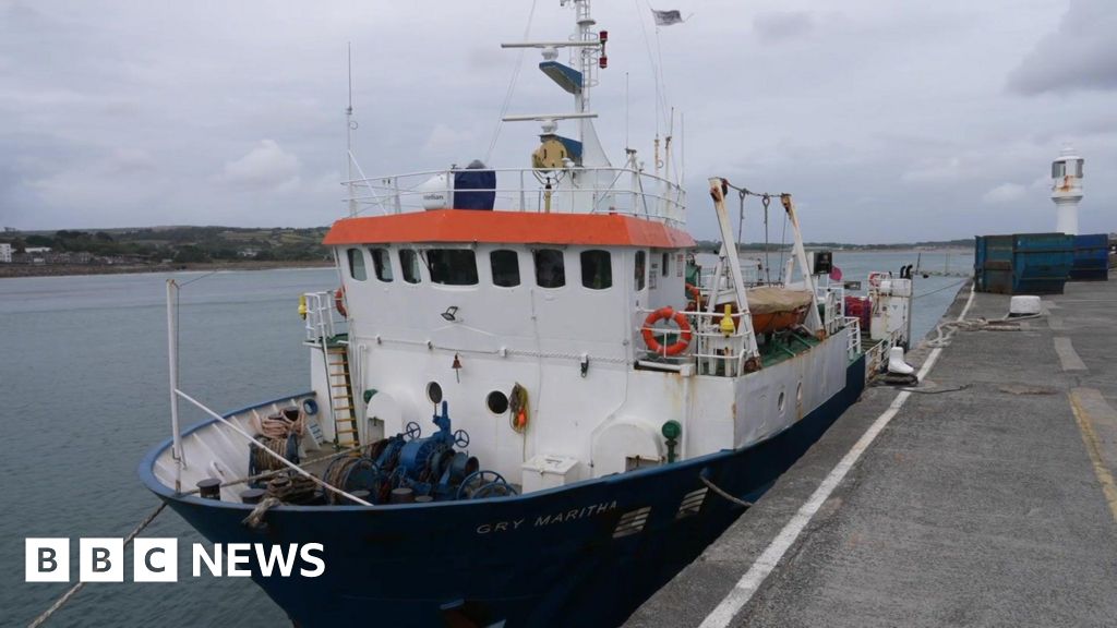 You are currently viewing Tonnes of food flown to Isles of Scilly after ship damaged