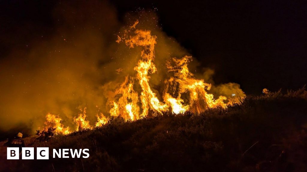 You are currently viewing Firefighters tackle two gorse fires on Devon moorland