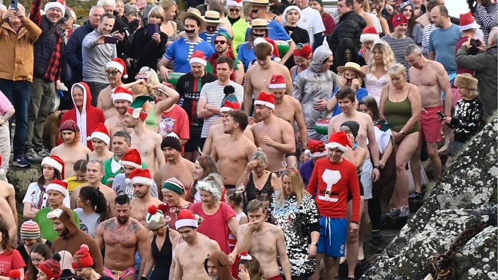 You are currently viewing Swimmers prepare for popular Coverack dip