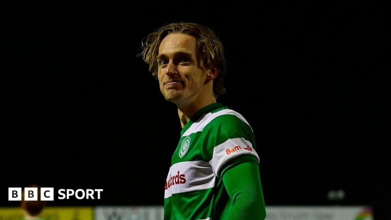 Read more about the article Yeovil: Striker Luke McCormick signs new two-year contract