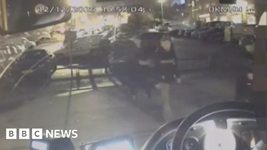 You are currently viewing Man injured after gang of teenagers attack him on bus