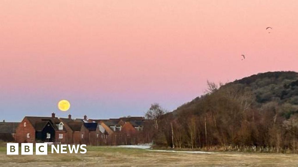 You are currently viewing Wolf Moon lights up skies across south of England