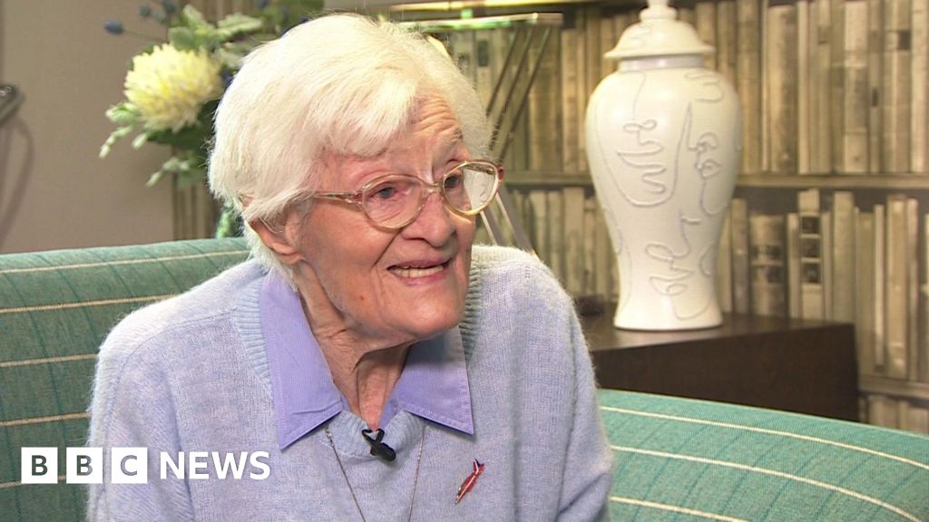 You are currently viewing World War Two land girl Gwen Raggett, 99, recalls farm work