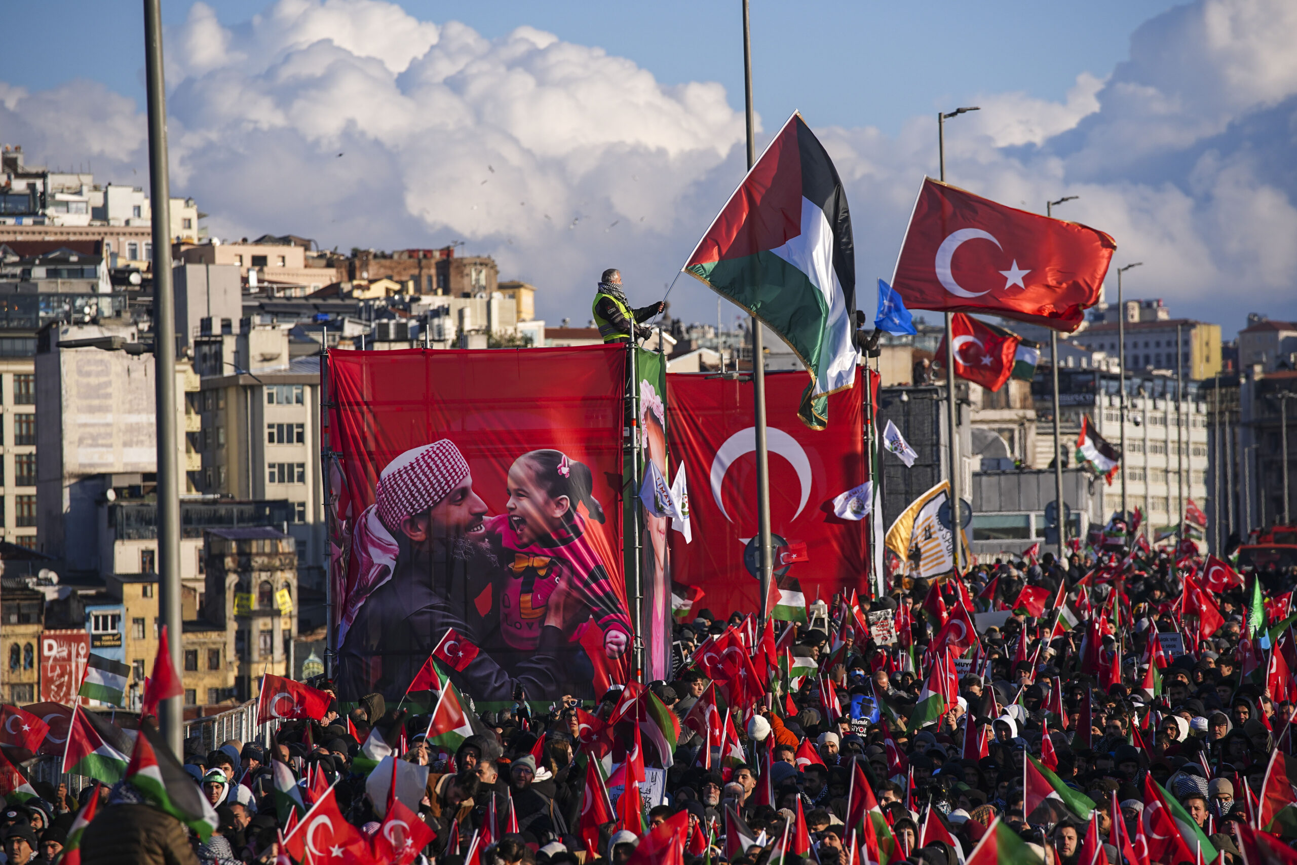 You are currently viewing Hundreds of thousands march in Istanbul in solidarity with Gaza | Israel-Palestine conflict News