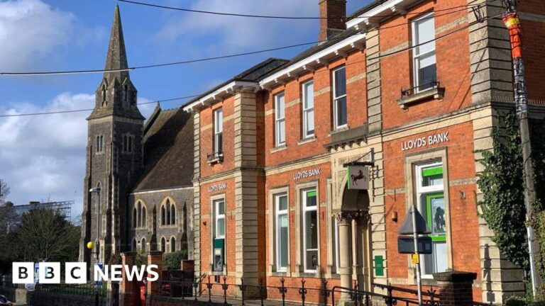 Read more about the article Closure of Gillingham’s last bank ‘not easy for older people’