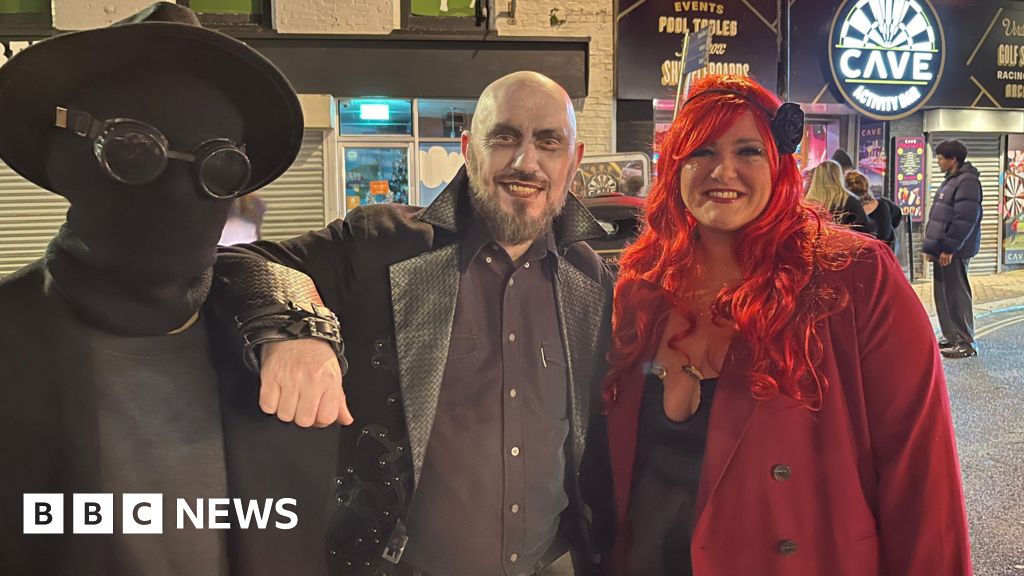 You are currently viewing Newquay’s fancy dress New Year’s Eve tradition returns