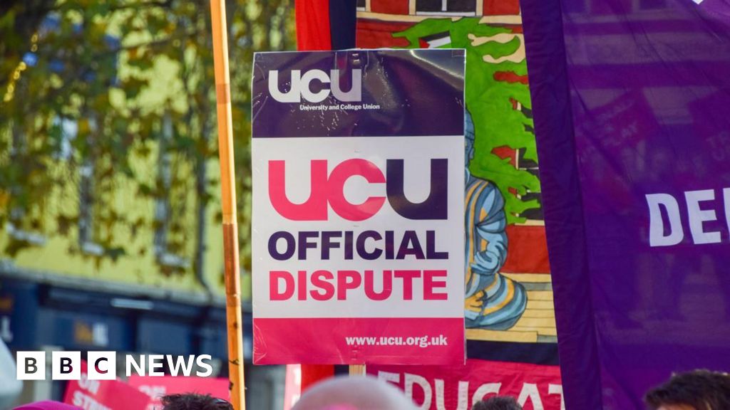 You are currently viewing College staff in England prepare for strike action over pay