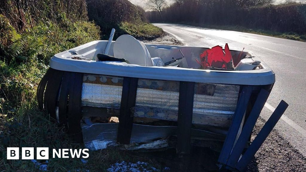 You are currently viewing Hot tub dumped on Dorset roadside stuns parish council chairman