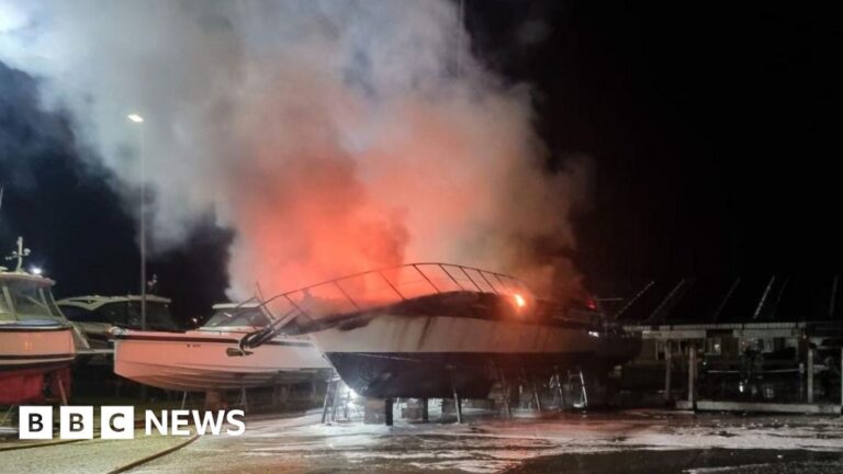 Read more about the article Investigation set to begin after fire engulfs boat in Poole